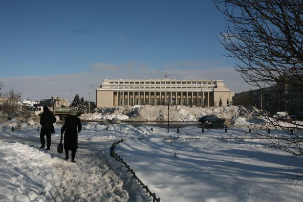 La  o săptămână de la ultima ninsoare, munţi de zăpadă zac în centrul Capitalei! Maşini acoperite şi străzi nedeszăpezite! Zona în care stai tu  cum arată?