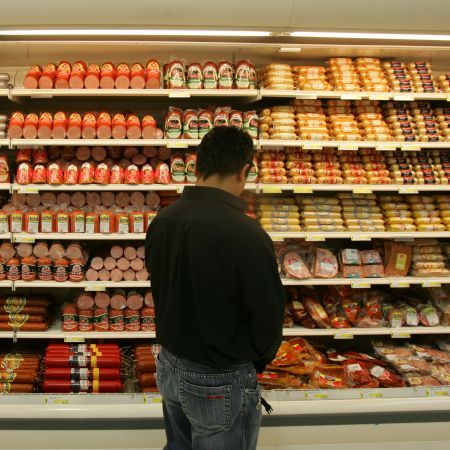 Mezeluri expirate în supermarketuri. ANPC face controale în ţară