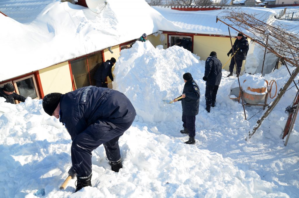 Ministerul de Interne: Peste 5000 de polițiști, jandarmi și pompieri continuă misiunile de sprijinire a persoanelor afectate de fenomenele meteo