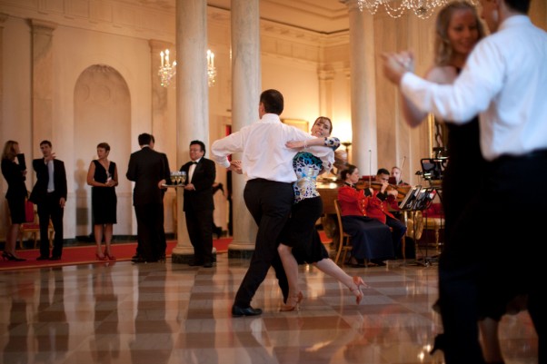 MISIUNEA „însoţitorilor” CHIPEŞI de la Casa Albă: Dansează şi fac conversaţie cu invitaţii fără partener