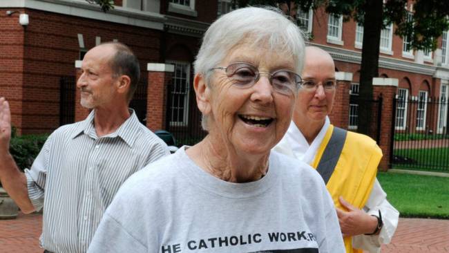 ”Munciţi pentru pace, nu pentru război”, mesajul pentru care o călugăriţă de 84 de ani ar putea face ÎNCHISOARE