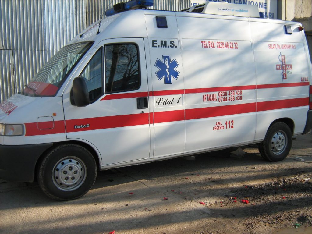 O elevă de 14 ani, beată criţă, a sărit să bată medicii de pe Ambulanţă