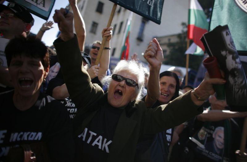Opt extremiști bulgari, condamnaţi pentru vandalizarea unei moschei