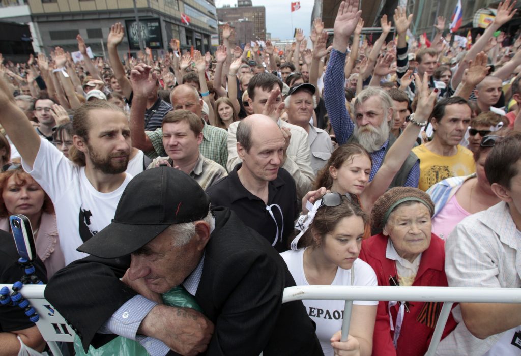 RUSIA. Șapte manifestanți ANTI-PUTIN, condamnați la închisoare. Alte 200 de persoane, arestate în fața tribunalului