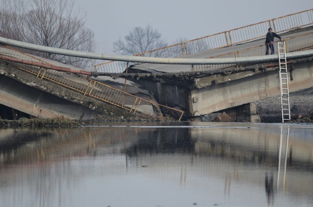 S-a rupt PODUL sub ei. Două mașini au rămas suspendate după ce s-a prăbușit un pod de beton din Hunedoara