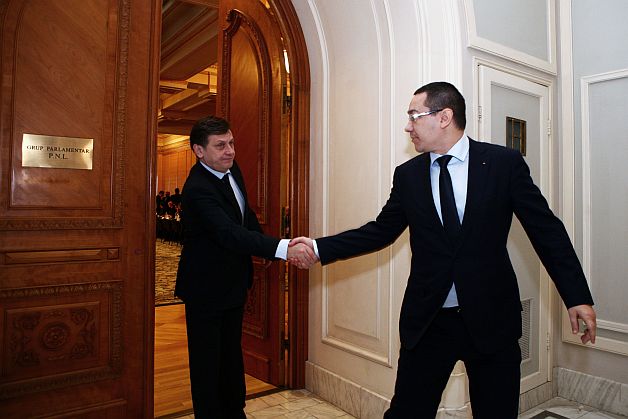 Ședință de urgență a USL. Antonescu și Ponta NU s-au înțeles în privința mandatului lui Iohannis. Noul cabinet va cere un vot în Parlament