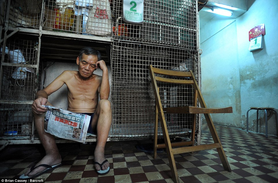 ȘOCANT. Locuiesc în CUȘTI, ca niște animale. Cum trăiesc săracii din HONG KONG, unul dintre cele mai BOGATE orașe din lume | GALERIE FOTO