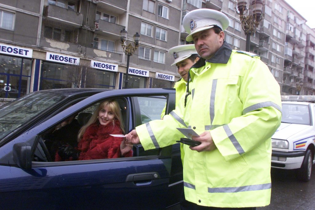 SUPER-OFERTĂ pentru doamne! Poliția Română împarte MĂRȚIȘOARE GRATIS. Vezi unde!