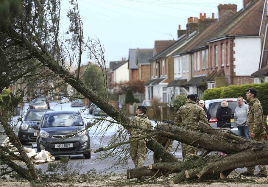 Trei morți și peste 100.000 de locuințe fără curent, după furtuna care a lovit arhipelagul britanic