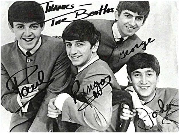 Un album cu autografe ale membrilor formației The Beatles, scos la licitație