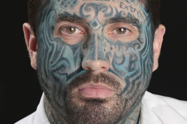 Un jurnalist şi-a acoperit faţa cu tatuaje şi a făcut un experiment inedit. Oamenii l-au privit ciudat
