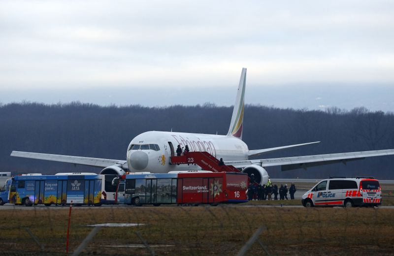 UPDATE. Mai mulți români erau în avionul DETURNAT spre Geneva de către COPILOT