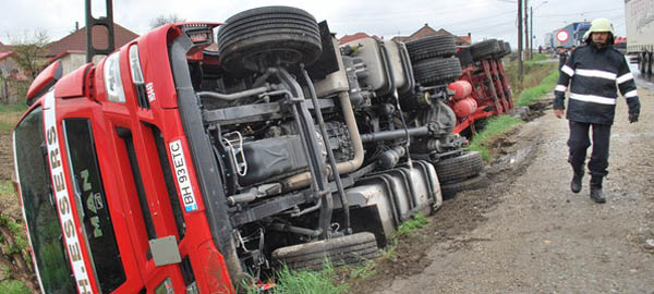 UPDATE. PERICOL DE EXPLOZIE, la Gura Văii: Un microbuz a intrat într-un tir cu AZOT