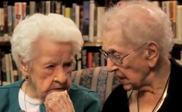 Vă vine să credeţi? Aceste femei sunt prietene de aproape o sută de ani! Au un simţ al umorului extrem de dezvoltat  - VIDEO
