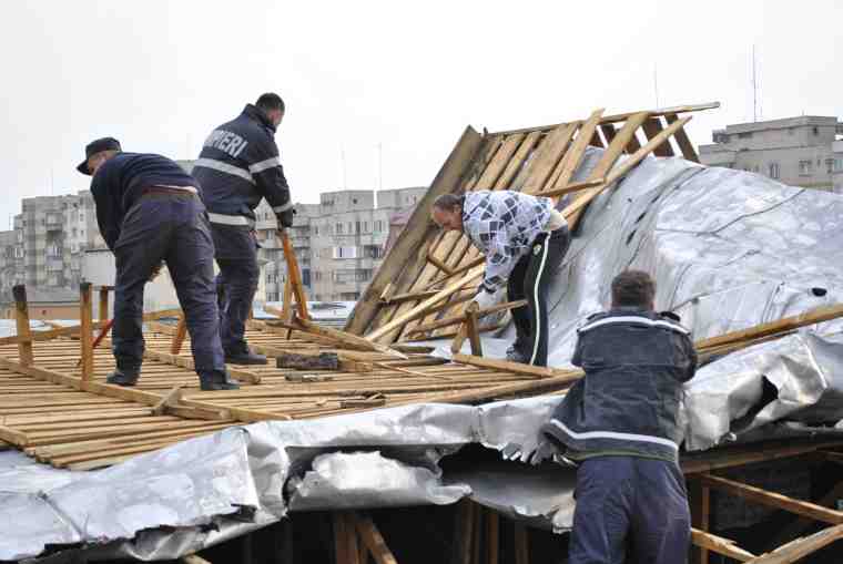 VÂNTUL A SMULS ACOPERIŞURILE, la Haţeg: Spitalul şi mai multe blocuri au fost avariate
