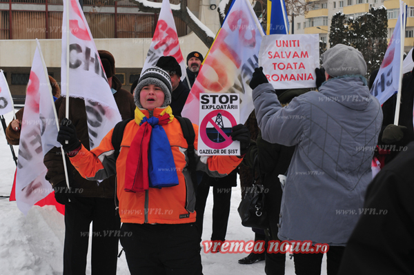 Zeci de oameni au protestat din nou, la Vaslui, față de exploatarea gazelor de șist