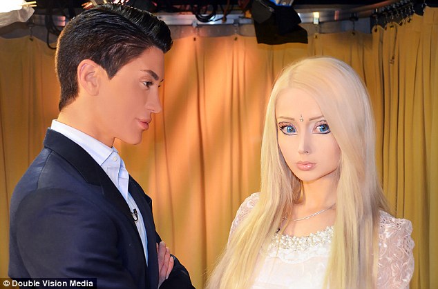 A făcut 145 operaţii estetice ca să fie versiunea umană a lui Ken, partenerul păpuşii Barbie | GALERIE FOTO / VIDEO