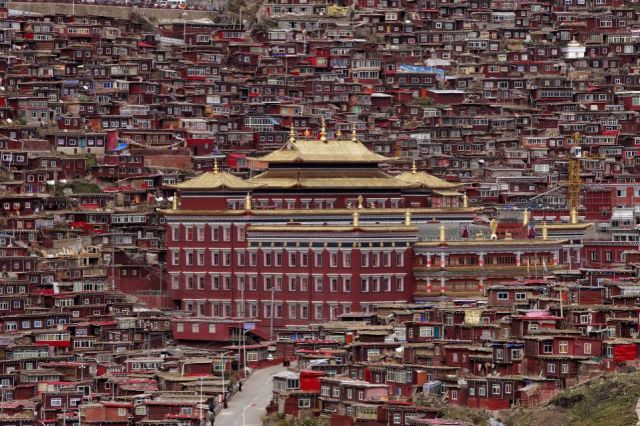 Academia budistă din Serthar, locul UNIC în lume unde învață și trăiesc peste 40.000 de călugări | GALERIE FOTO