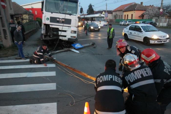 Accident spectaculos cu un TIR și un semafor I GALERIE FOTO