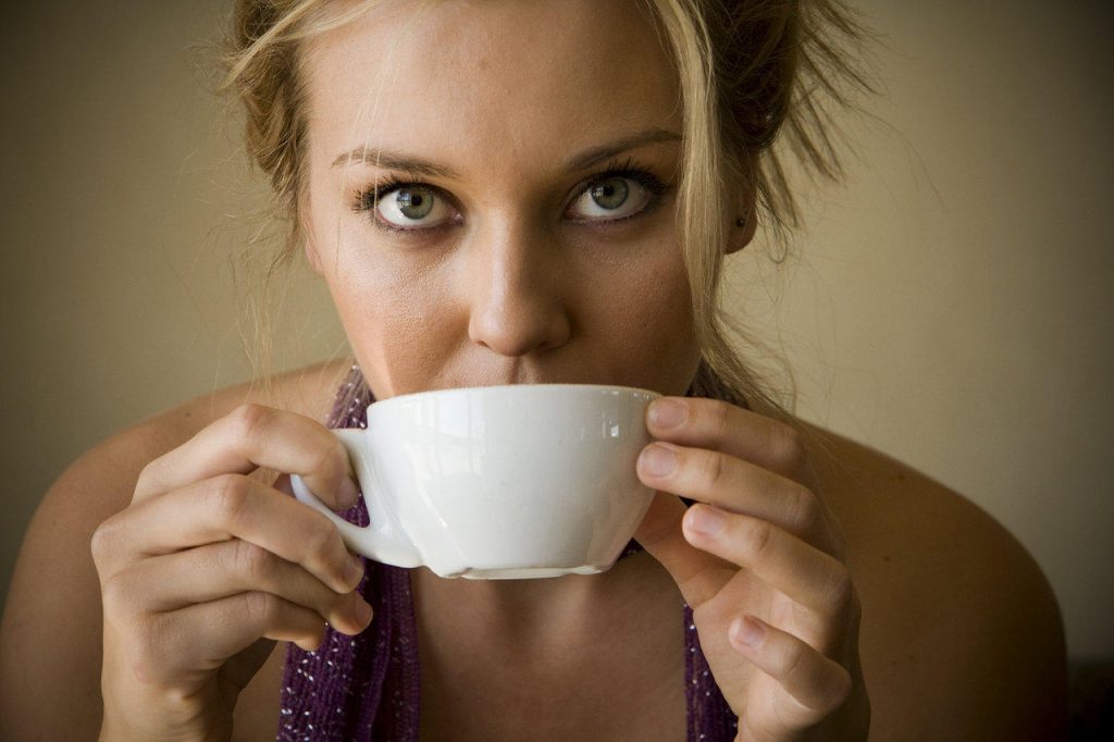 Ce boală gravă te paște dacă bei cafea pe stomacul gol