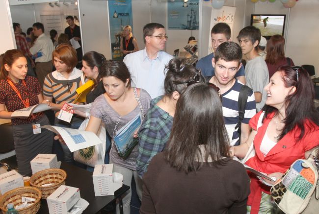 Cine face ANGAJĂRI în România anul acesta şi ce SALARII OFERĂ