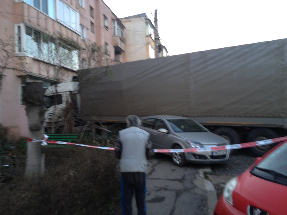 Cum a intrat un TIR RUSESC într-un bloc. Trei oameni au ajuns la spital I UPDATE