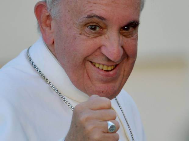 Cum ÎNJURĂ Papa Francisc în faţa a mii de credincioşi, strânşi în Piaţa Sfântul Petru | VIDEO
