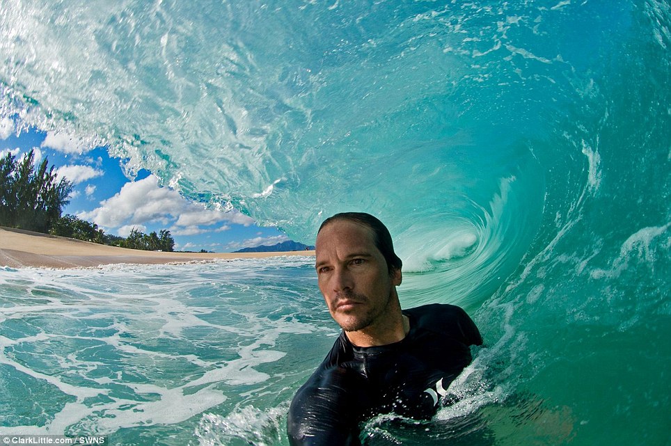 Cum reușește un surfer să fotografieze VALURILE chiar în momentul când se produc | GALERIE FOTO