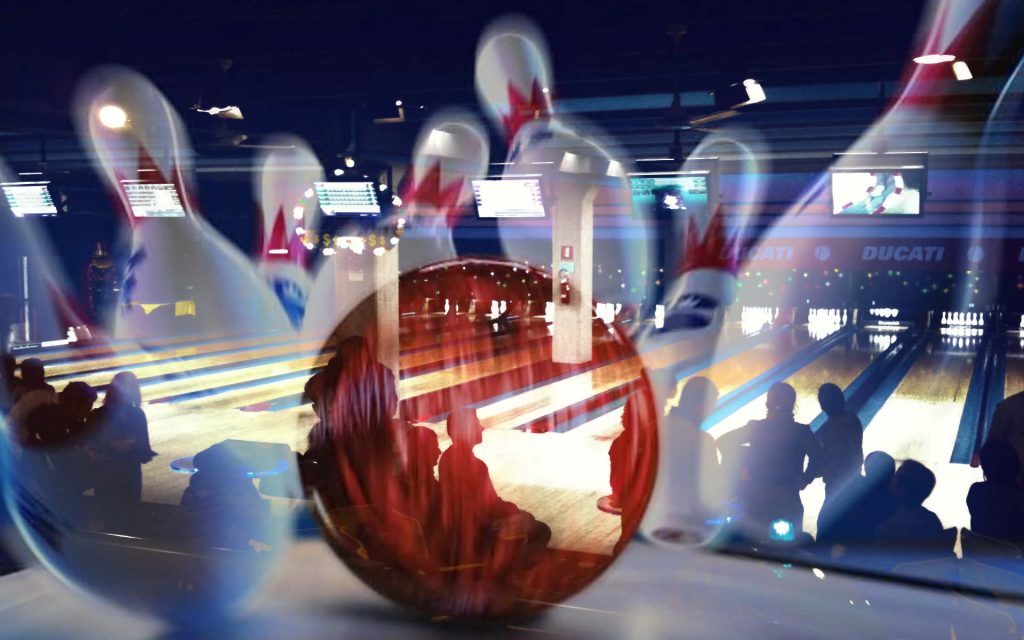 Cum să trimiţi bila de bowling în… tavan. Imagini vesele cu jucători trişti | VIDEO