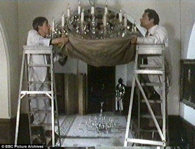 Doi muncitori au DISTRUS un candelabru vechi de sute de ani exact ca într-o comedie | VIDEO