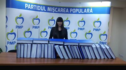 Elena Băsescu îi arată lui Mircea Diaconu cum arată 140.000 de semnături pentru candidatura ca independent la europarlamentare