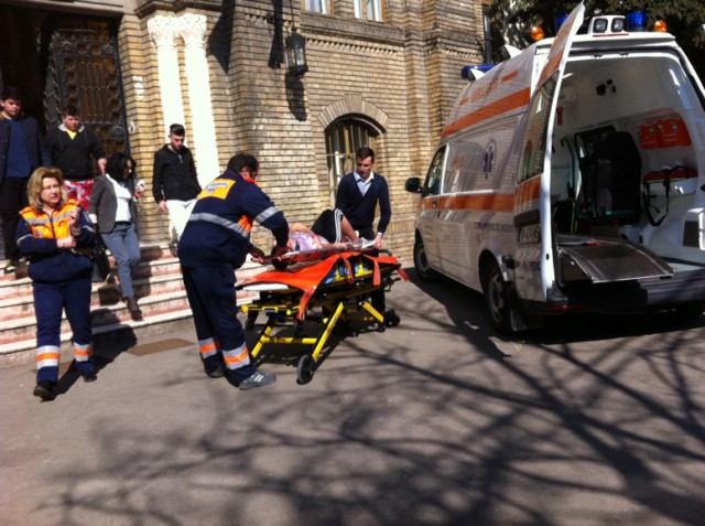 Elevă luată cu AMBULANȚA după ce a fost FORȚATĂ să facă un exercițiu la ora de Educație fizică I UPDATE