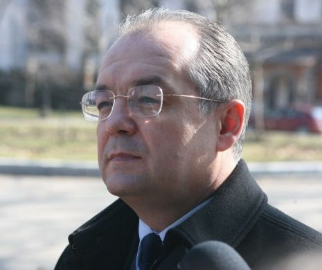 Emil Boc susţine că nu a intervenit pentru angajarea foştilor săi angajaţi la ROMATSA