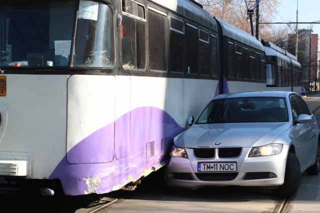 FEMEI în trafic: O șoferiță de BMW a intrat în plin într-un TRAMVAI