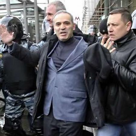 Garry Kasparov: Occidentul să lovească în oligarhii din jurul lui Putin iar aceștia îl vor abandona