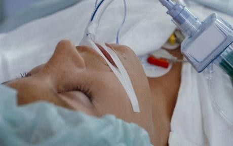 În comă după trei operaţii în 24 de ore. O tânără din Iaşi se zbate între viaţă şi moarte la spital, Ministrul Sănătăţii a cerut o anchetă