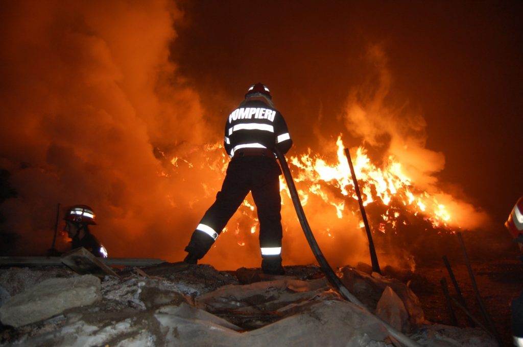 Incendiu în Capitală: o femeie şi-a pierdut viaţa