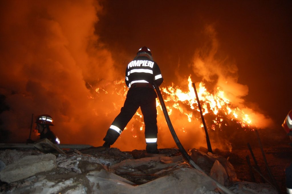 Incendiu violent în Brașov. Un hotel a fost distrus complet de flăcări