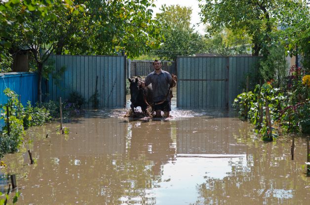 Inundaţii masive în Giurgiu. Râul Neajlov a ieşit din matcă