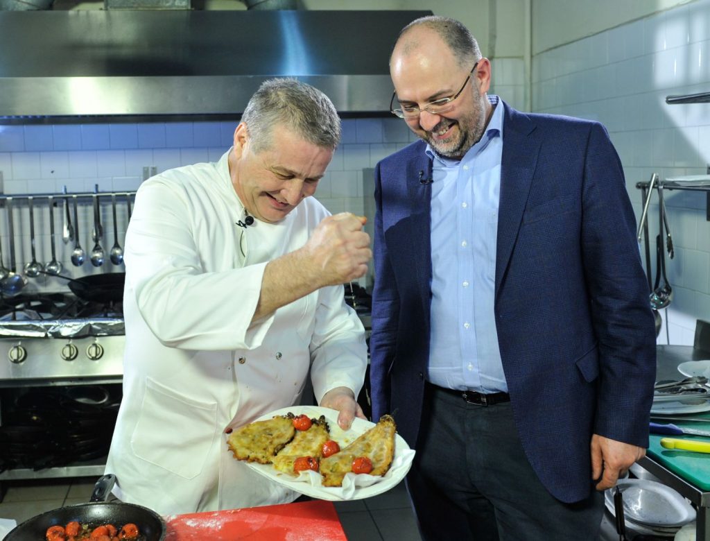 Kelemen Hunor serveşte un prânz românesc la „Politică şi delicateţuri”