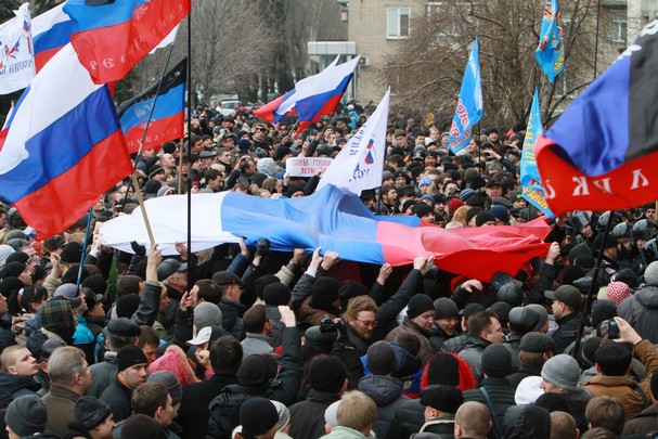 MANIFESTAŢIE ÎN FORŢĂ, în Ucraina. Aproximativ 10.000 de proruşi s-au strâns la Doneţk