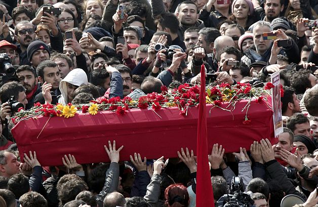 Moartea unui tânăr reaprinde Turcia