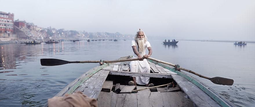 Oamenii SFINŢI ai Indiei | Galerie FOTO răscolitoare