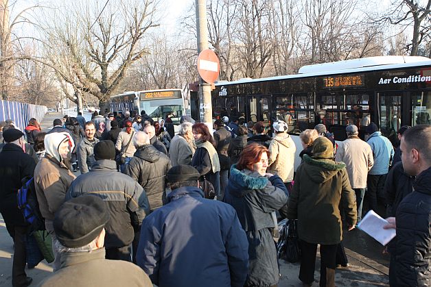 Opresc autobuzele ca să-şi păstreze salariile uriaşe