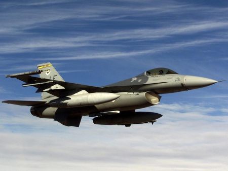 Pentagonul trimite 12 avioane F-16 și 300 de soldați în Polonia