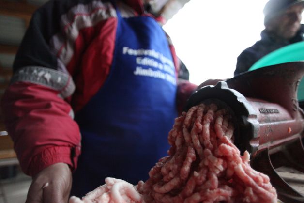 PERICOL. O treime din carnea controlată de Protecția Consumatorului nu era aptă pentru a fi comercializată
