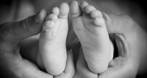 Peste 60 de copii în procedură de adopţie în Vâlcea