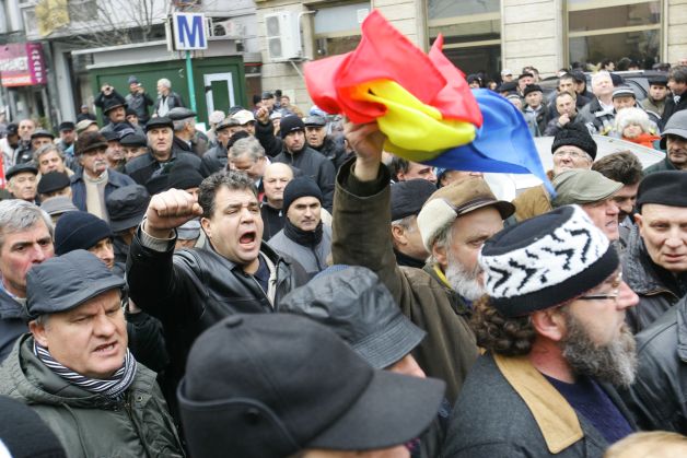Protest al revoluționarilor în fața sediului central al PSD