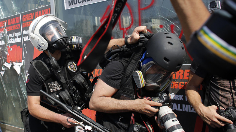 Proteste violente la Istanbul. Poliția a utilizat gaze lacrimogene și tunuri cu apă
