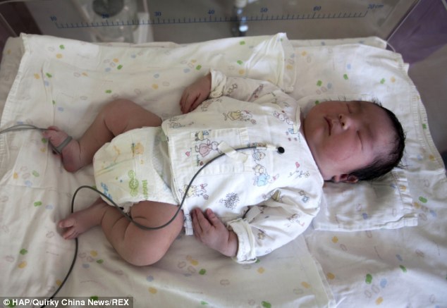 RECORD: Un bebeluş din China a venit pe lume cu 6,2 kg, deşi s-a născut prematur | FOTO